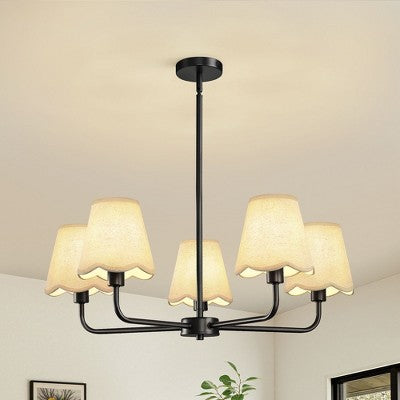 Penkių lempų sietynas su banguotais medžiaginiais gaubtais valgymui