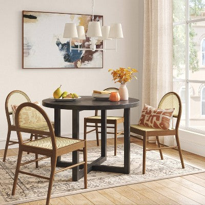 Penkių šakų sietynas su šviesiais gaubtais interjerui