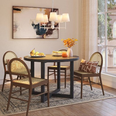 Penkių šakų sietynas su šviesiais gaubtais interjerui