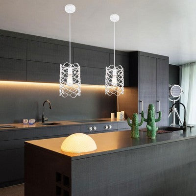 Baltas metalinis narvelio tipo pakabinamas šviestuvas siaurai erdvei